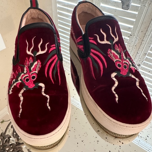 GUCCI Velvet Burgundy Dragon Slip-Ons - Picture 4 of 15